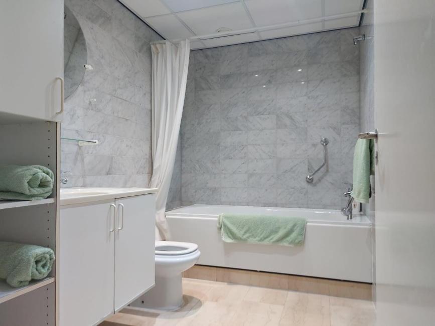 Central One Bed Apartment, Sleeps 4 With Roof Top Pool. Gibraltar Buitenkant foto