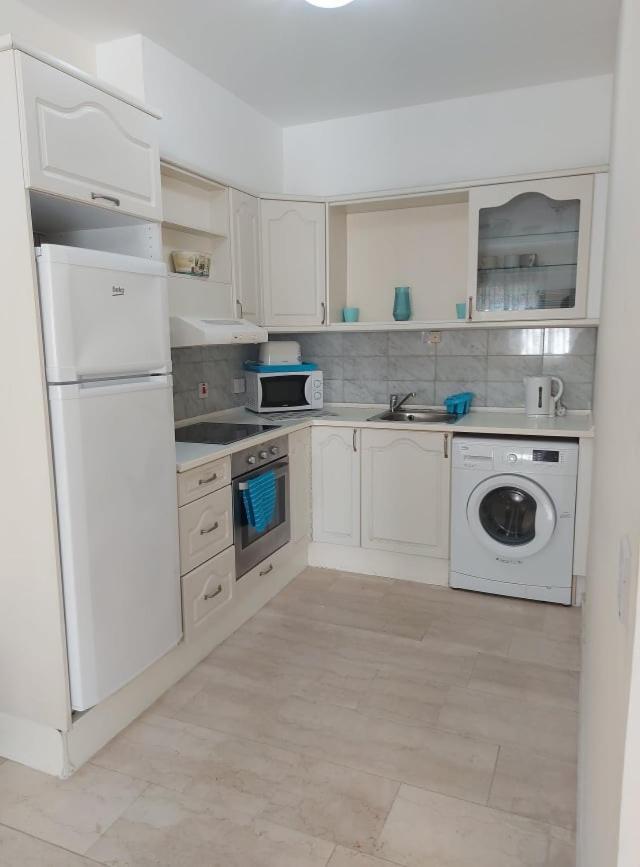 Central One Bed Apartment, Sleeps 4 With Roof Top Pool. Gibraltar Buitenkant foto